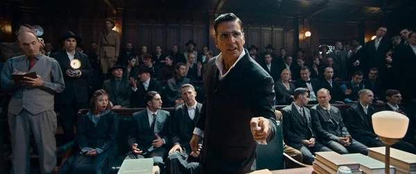 A man passionately addresses a crowded court in Kesari Chapter 2: The Untold Story of Jallianwala Bagh.